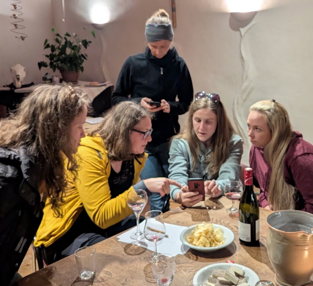 Bis spät in die Nacht über Hufe quatschen, so geht Hufnerd-Ferienlager.