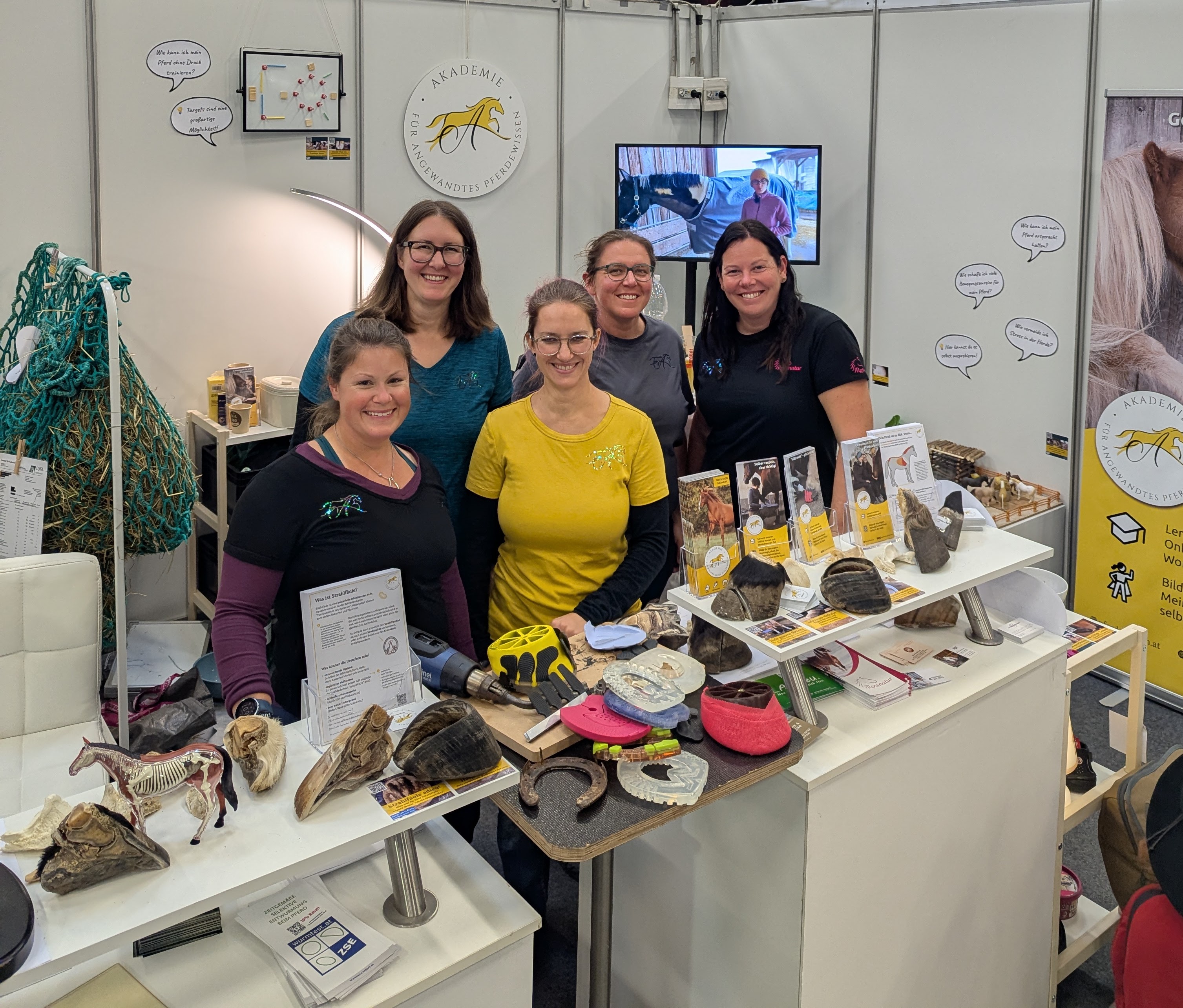 Am Akademie-Stand auf der Apropos Pferd mit Iris, Nathalie, Uschi und Ute - der Rest vom Akademie-Team war natürlich auch dabei, aber alle auf ein Foto ist leichter gesagt als getan ;-)